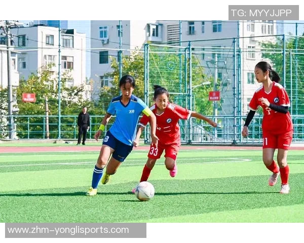 足球场上的魅力风采足球美女尽显青春活力与运动魅力 足球场上的魅力风采足球美女尽显青春活力与运动魅力